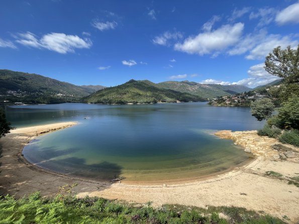 Fluss-Strand in Nordportugal