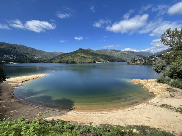 Fluss-Strand in Nordportugal